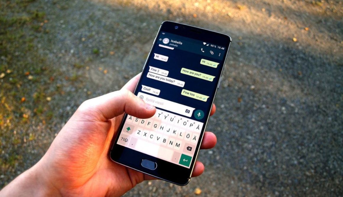 WhatsApp_chatting.jpg
