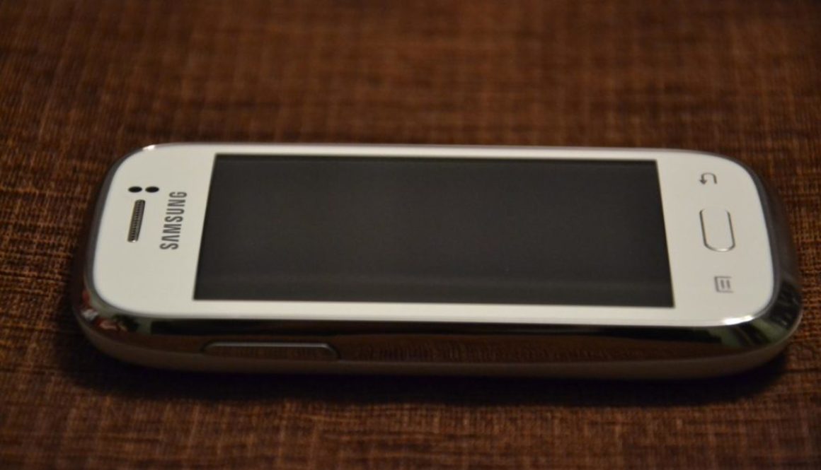 samsung_white_phone_smarfon.jpg